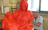Ritocco del modello in cera di una scultura  di Michelangelo Buonarroti