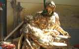 Un momento della fase di cesellatura e raspinatura delle undici repliche in bronzo delle opere di Michelangelo Buonarroti