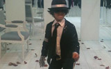 Christian Roberto, alias il piccolo Michael Jackson, durante la sua performance allo stand dei brand Artigli Girl e CR 68