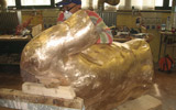 Un momento della fase di cesellatura e raspinatura delle undici repliche in bronzo delle opere di Michelangelo Buonarroti