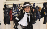 Christian Roberto, alias il piccolo «Michael Jackson», durante la sua performance allo stand dei brand Artigli Girl e CR 68