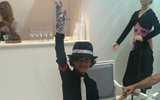 Christian Roberto, alias il piccolo «Michael Jackson», durante la sua performance allo stand dei brand Artigli Girl e CR 68