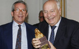 International Trade Exhibition of Antiques | Giovanni Pratesi give the award Lorenzo d'Oro to Folco Quilici during the XXVI edition 2009