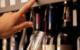 Il rivoluzionario wine serving system brevettato da Lorenzo Bencistà Falorni per la sua Enomatic: un sistema altamente tecnologico che consente di spillare il vino direttamente dalla bottiglia al bicchiere, mantenendo intatte le caratteristiche organolettiche del vino