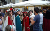 Tappa a Pistoia del pullman della Bellezza in movimento di Miss Italia 2011 | Alcuni componenti del Comitato della Giostra dell'Orso vestito in costumi d'epoca