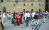 Tappa a Pistoia del pullman della Bellezza in movimento di Miss Italia 2011 | Le  miss e il Comitato della Giostra dell'Orso vestito in costumi d'epoca sfilano per la citt