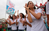 Tappa a Viareggio del pullman della Bellezza in movimento di Miss Italia 2011 | Le miss sul Carro di Prima Categoria dei Fratelli Bonetti I viaggiatori dello Spazio
