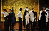 Un momento di «Vestirsi da Uomo», raffinato evento-performance della Fondazione Pitti Discovery allestito nella palazzina presidenziale della stazione di Santa Maria Novella dal direttore del Museo della moda 
