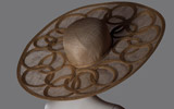 Memar, Cloche modello Olympus in fine sinamay a tesa larga, rifinito con cerchi e dettagli in treccia di grano 100% paglia