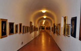 Il Corridoio Vasariano dopo il nuovo allestimento di 127 Autoritratti del Novecento provenienti dalle riserve degli Uffizi | da settembre 2013.
