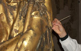 Dettaglio della fase di ripulitura della statua di San Ludovico di Tolosa di Donatello a cura della restauratrice D.ssa M. Ludovica Nicolai