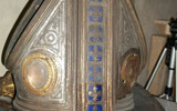 Dettaglio della mitria della statua di San Ludovico di Tolosa di Donatello