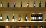 Alcune delle bottiglie italiane e straniere «vestite» in oltre 25 anni di esperienza dallo Studio Doni & Associati ed esposte nella sede in via Guelfa 85 a Firenze