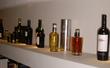 Alcune delle bottiglie italiane e straniere «vestite» in oltre 25 anni di esperienza dallo Studio Doni & Associati ed esposte nella sede in via Guelfa 85 a Firenze