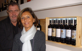 Simonetta Doni e  Massimo Mazza nello Studio Doni & Associati in via Guelfa 85 a Firenze accanto ad alcune delle bottiglie italiane e straniere «vestite» in oltre 25 anni di esperienza