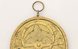 Manifattura araba<br>Astrolabio piano (o planisferico)<br>XIII secolo<br>Ottone dorato<br>Firenze, Museo Galileo