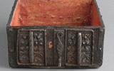 Cofanetto con stampa all’interno del coperchio<br>Francia, 1510 circa<br>Legno, ferro forgiato, stoffa e cuoio<br>Parigi, Musée de Cluny